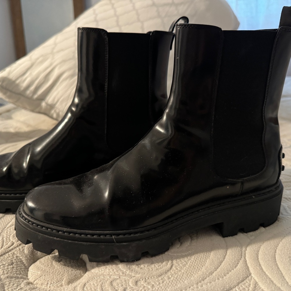 TODS women’s Chelsea glossed leather boots